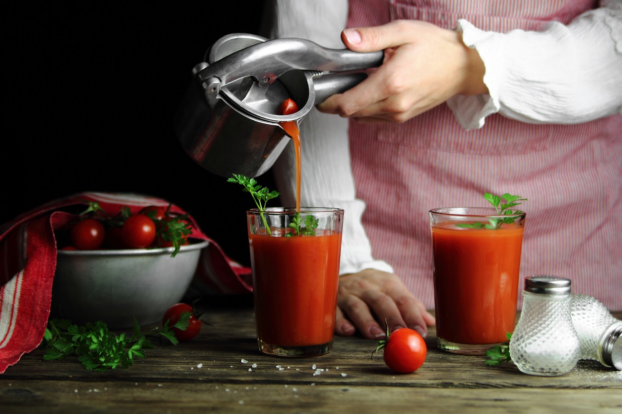 How to Make Tomato Juice with a Juicer - I Really Like Food! image