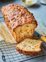 Cheddar Bacon Bread | RICARDO image
