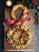 Christmas sausage roll wreath | Jamie Oliver recipes image