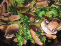 Broccoli and Mushrooms in Oyster Sauce Recipe - Food.com image
