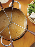 Roasted Garlic Broth (for beef and game fondue) | RICARDO image