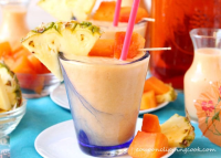Mexican Papaya, Iced Tea and Pineapple Smoothie image
