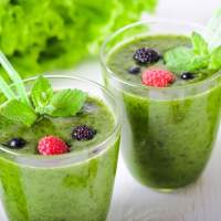 Green smoothie with lettuce and lime | Love my Salad image