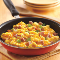 HOW TO MAKE SCRAMBLED EGGS WITH CHEESE AND HAM RECIPES