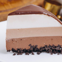 Layered Mocha Cheesecake: an Easy and No-Bake Recipe image