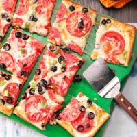Tasty Tomato Pizza Recipe: How to Make It image