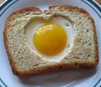 Heart shaped egg toast, Recipe Petitchef image