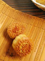 Cantonese-style lotus seed paste moon cake recipe - Simple Chinese Food image