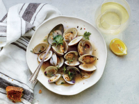 Garlicky Steamed Clams Recipe | Cooking Light image