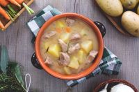 Veal stew with potatoes - Italian recipes by GialloZafferano image