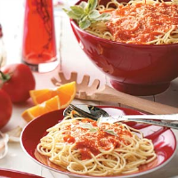 Spaghetti with Roasted Red Pepper Sauce Recipe: How to Make It image