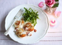 Scallops with bacon and garlic | Sainsbury's Recipes image