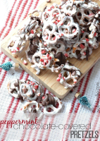 Peppermint chocolate coverd pretzels | a recipe image