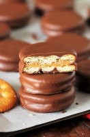 Chocolate Covered Peanut Butter Ritz Cookies | The Kitch… image