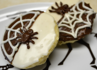 HOW TO MAKE BLACK AND WHITE COOKIES RECIPES