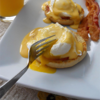 WHAT IS EGGS BENEDICT MADE OF RECIPES